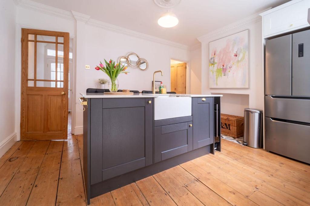 Elegant 3 Bedroom Home In The Centre Of Cheltenham Exterior foto